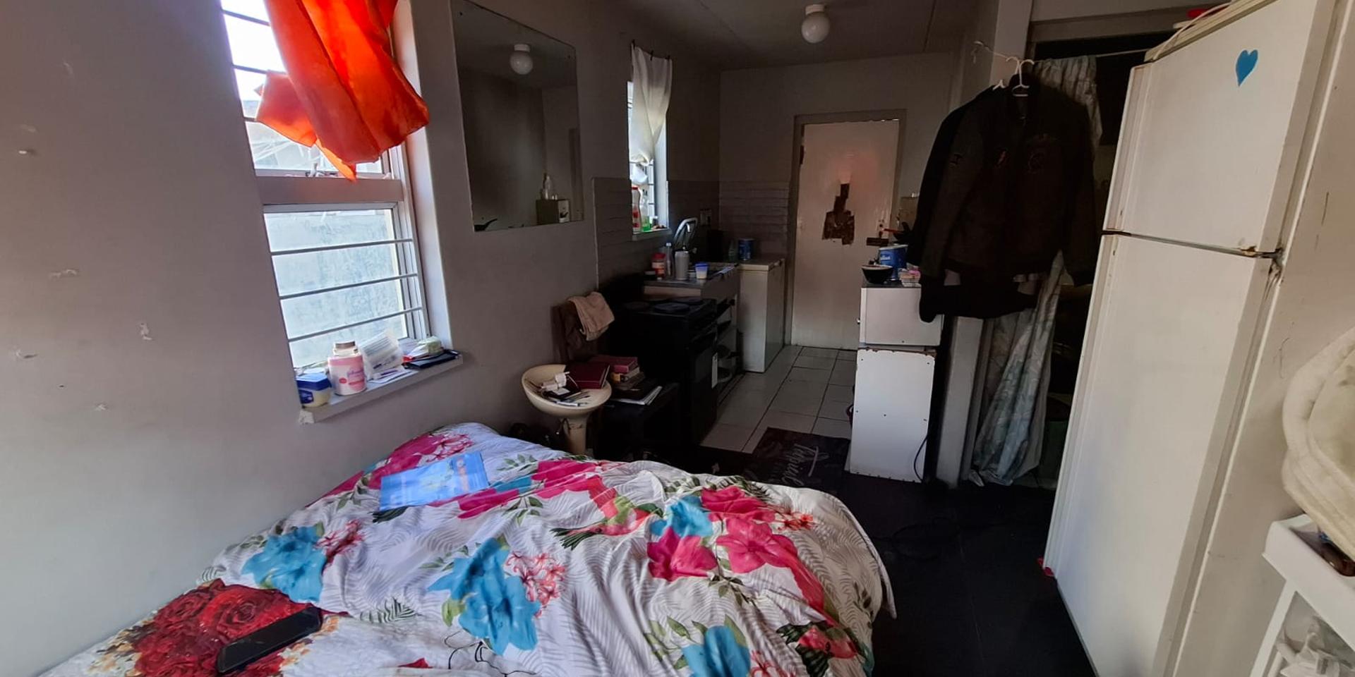Image 4 of 6