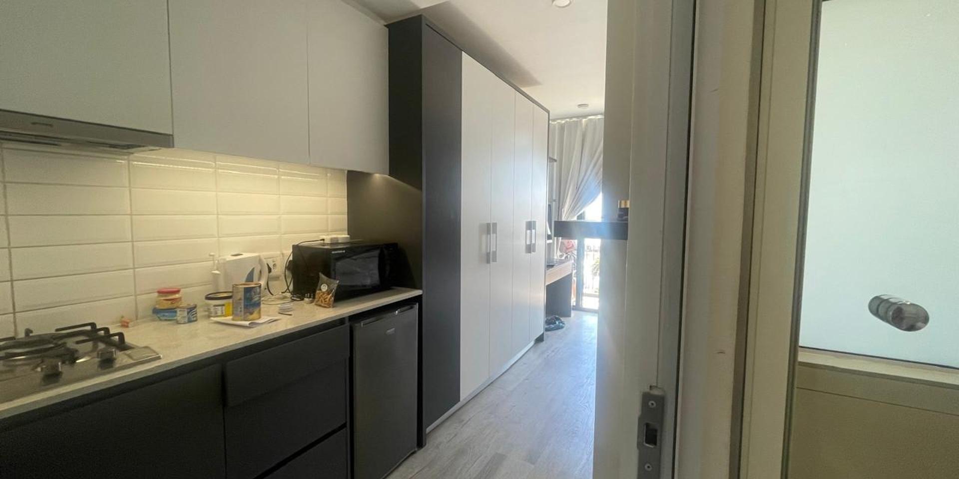 Image 4 of 6