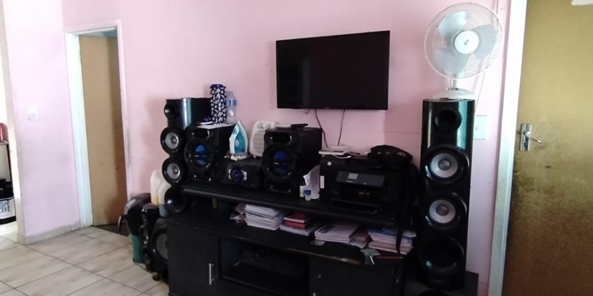 Image 4 of 6