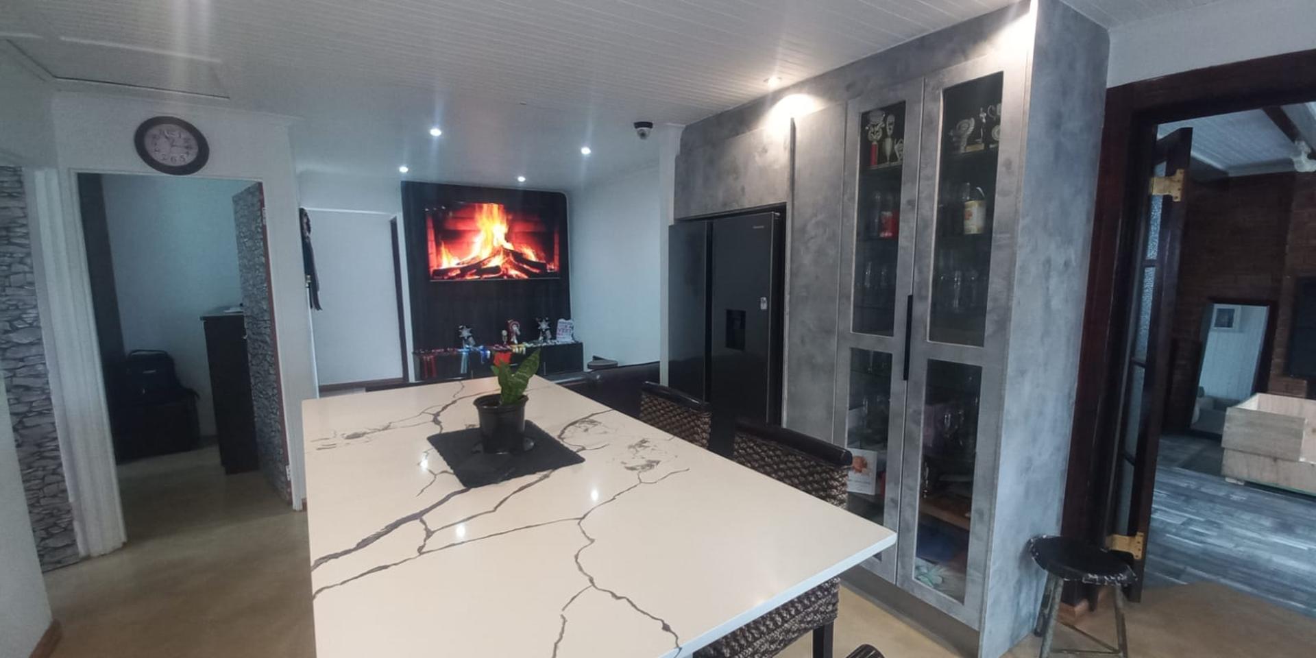 Image 4 of 6