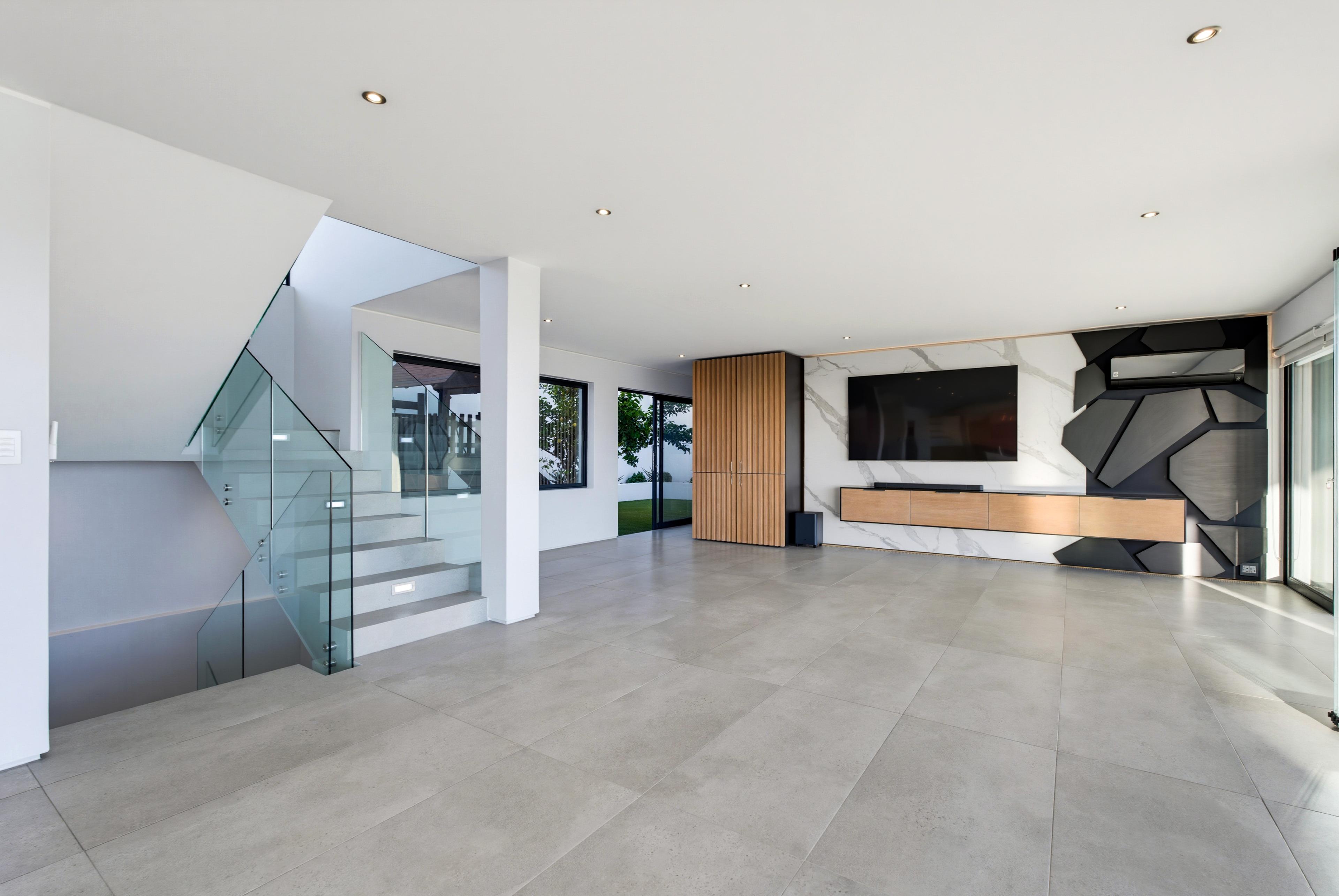 Image 2 of 6