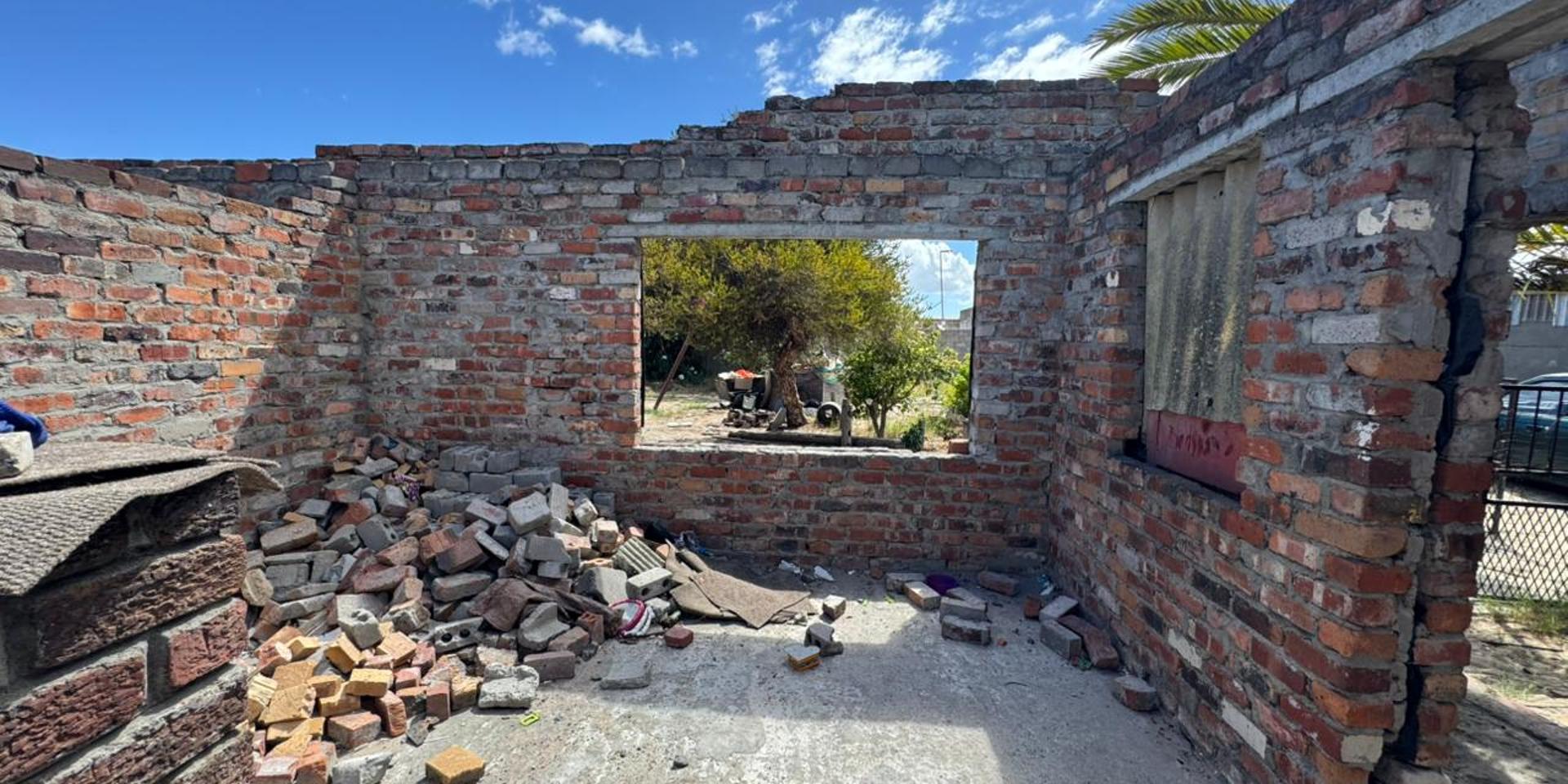 Image 2 of 6