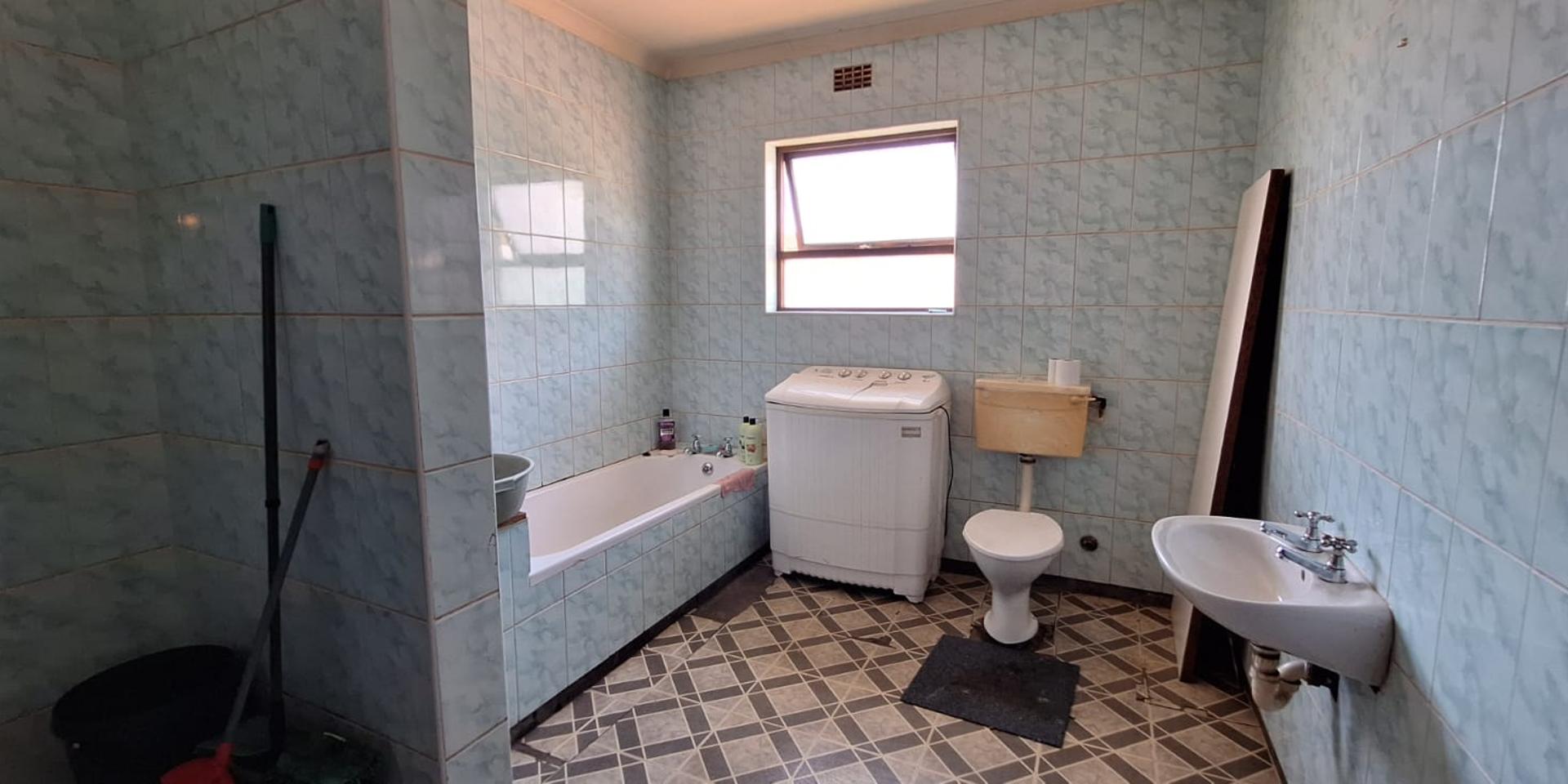 Image 4 of 6