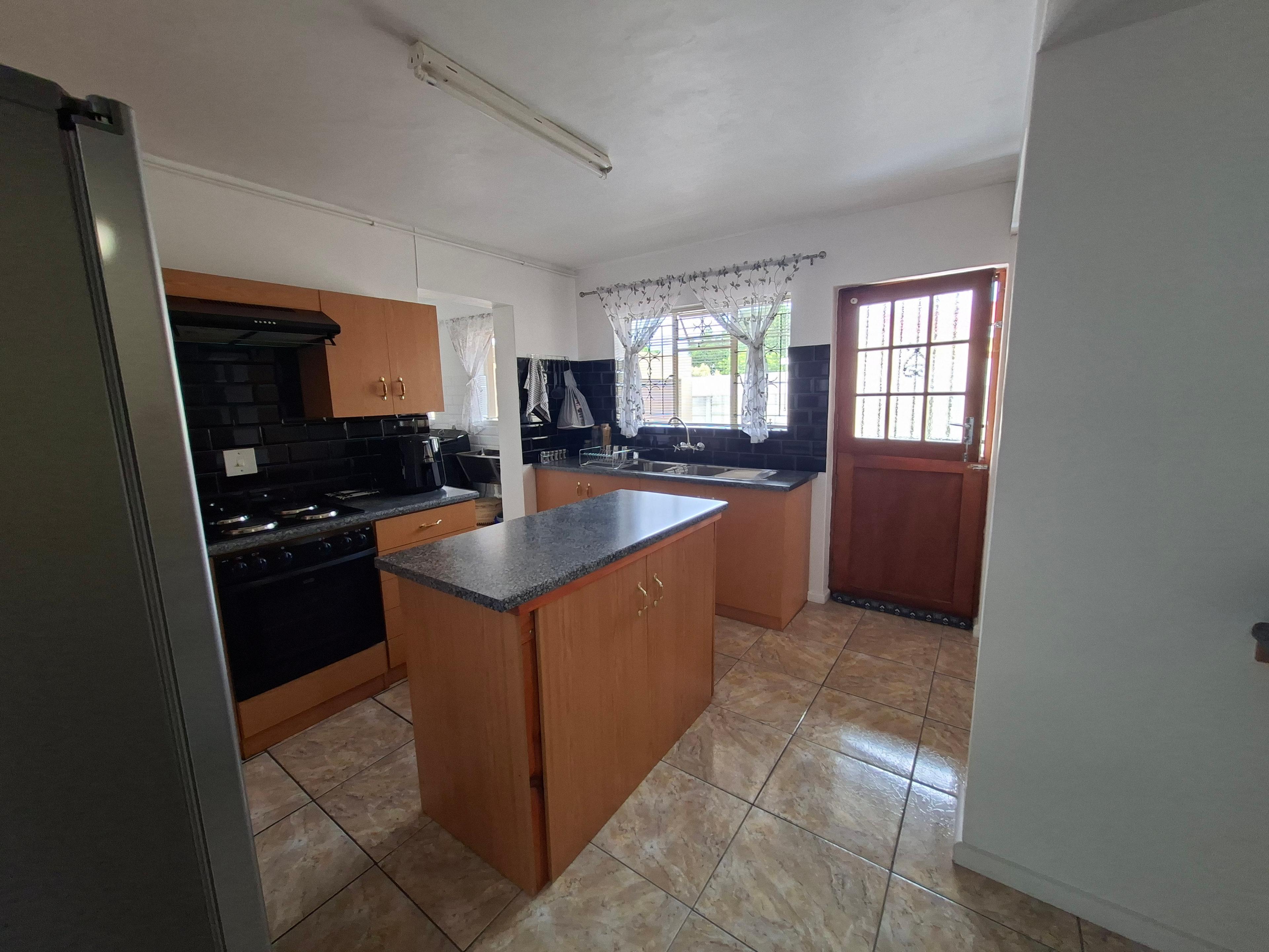 Image 4 of 6