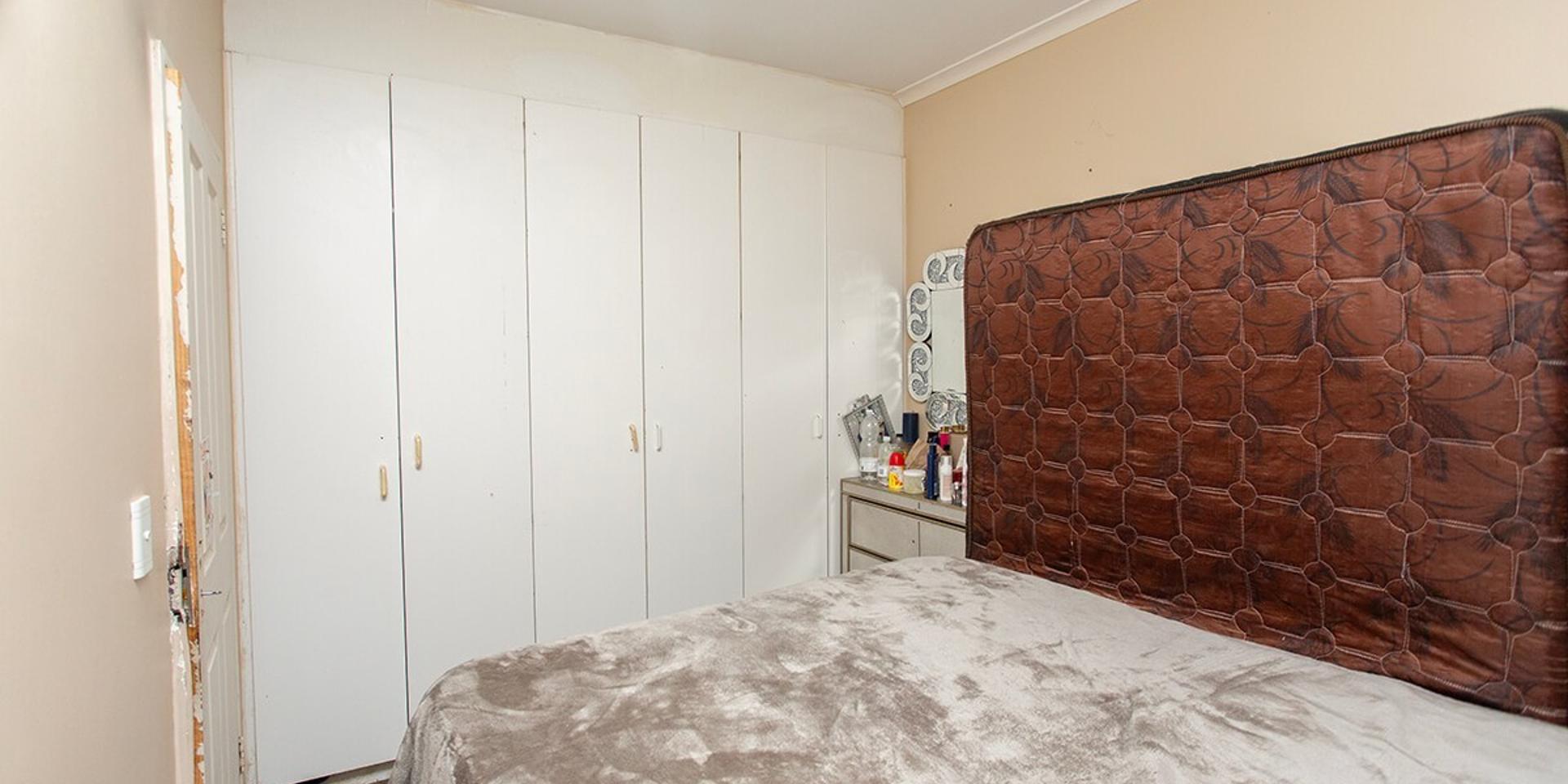 Image 4 of 6