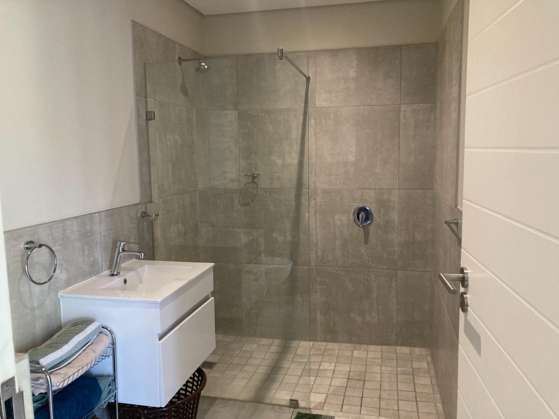 Image 4 of 6