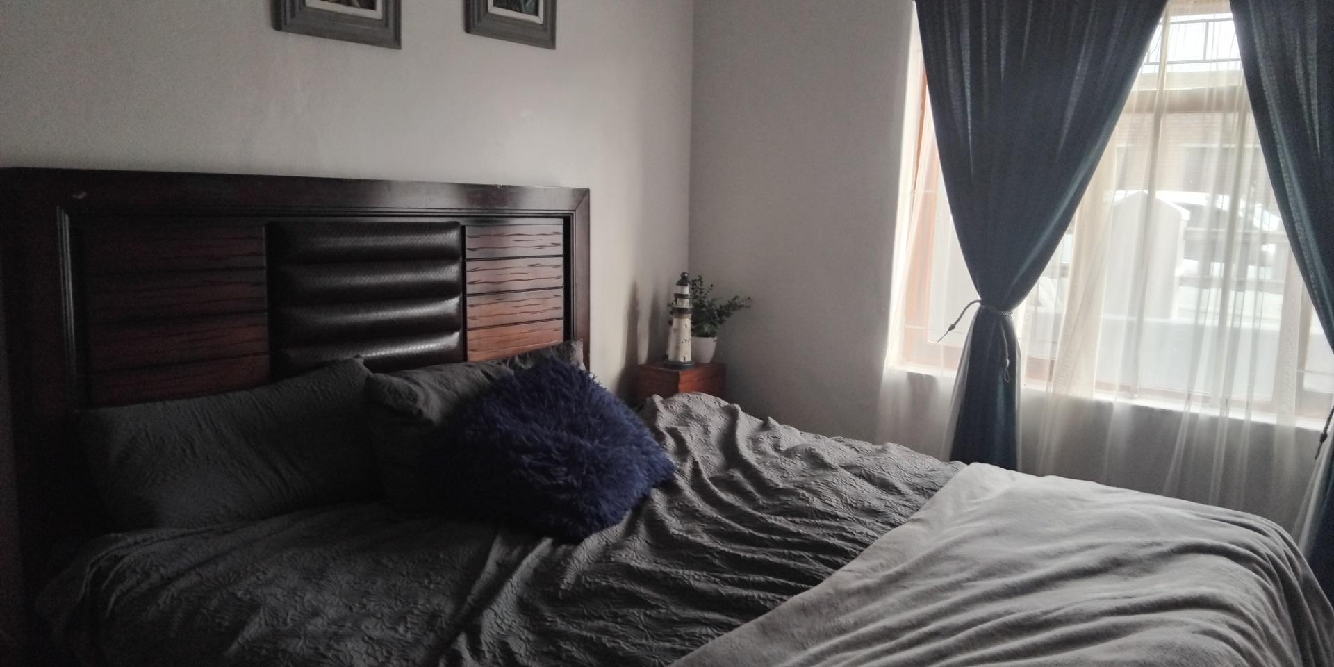 Image 4 of 6