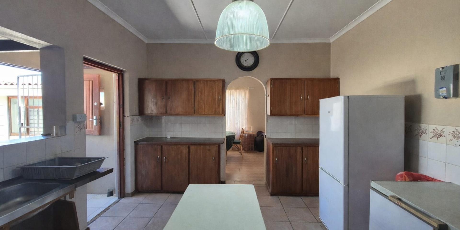 Image 4 of 6