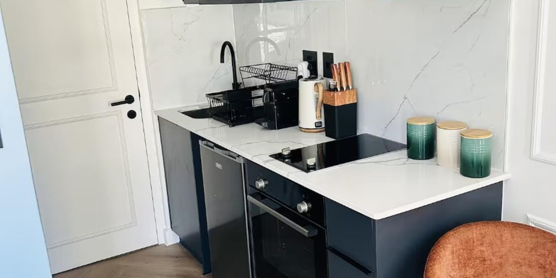 Image 2 of 6