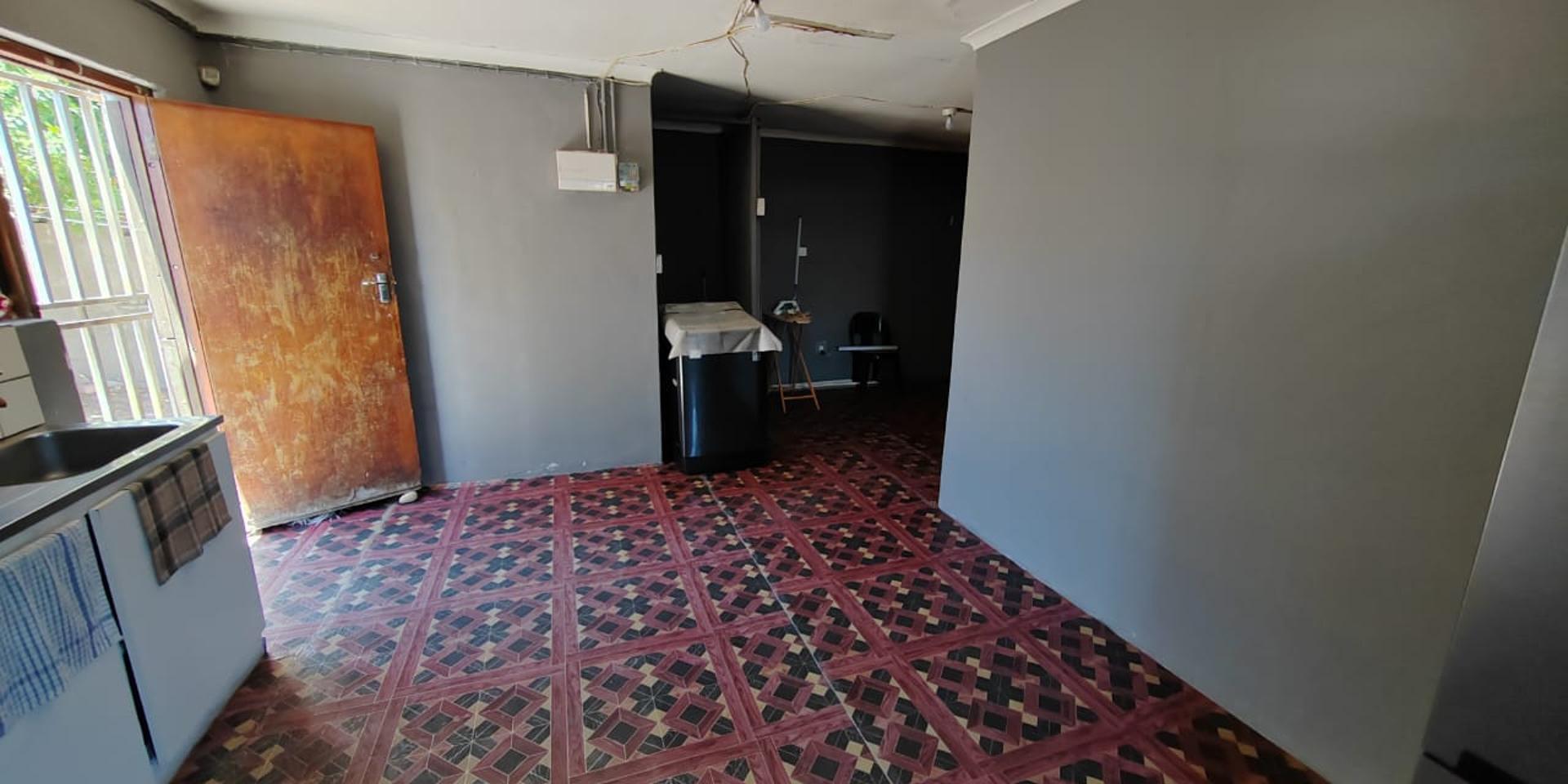 Image 3 of 6