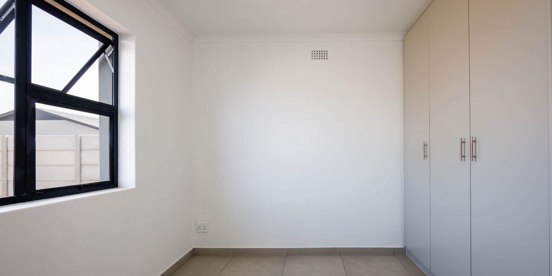 Image 4 of 6