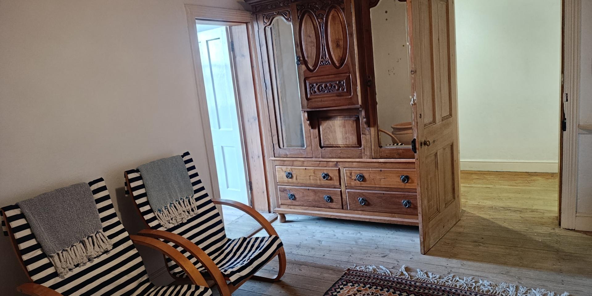 Image 4 of 6