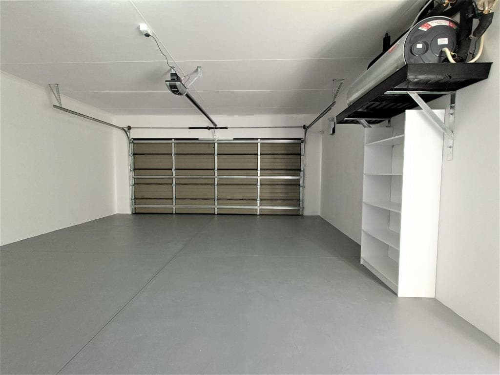 Image 2 of 6