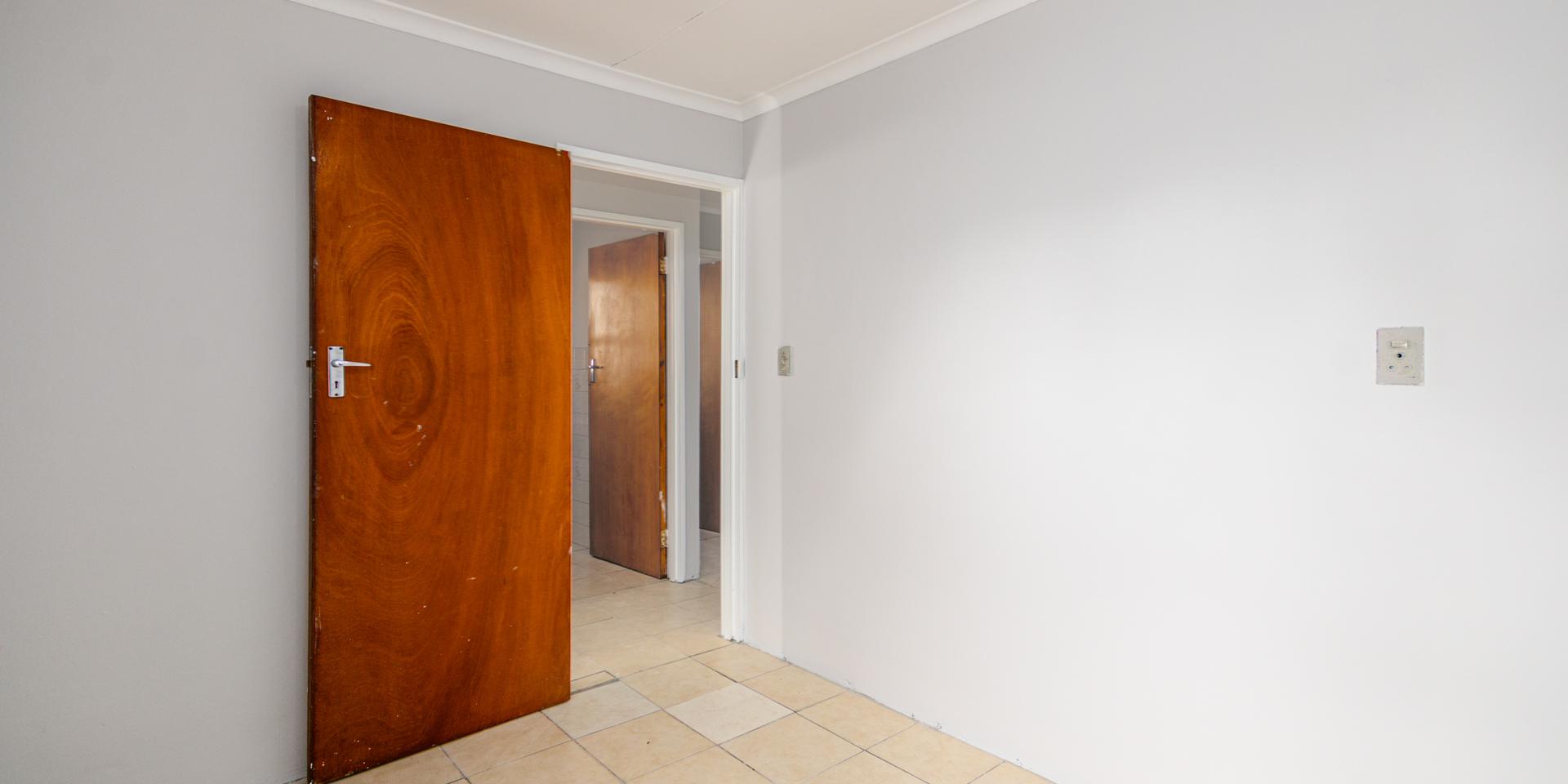 Image 4 of 6