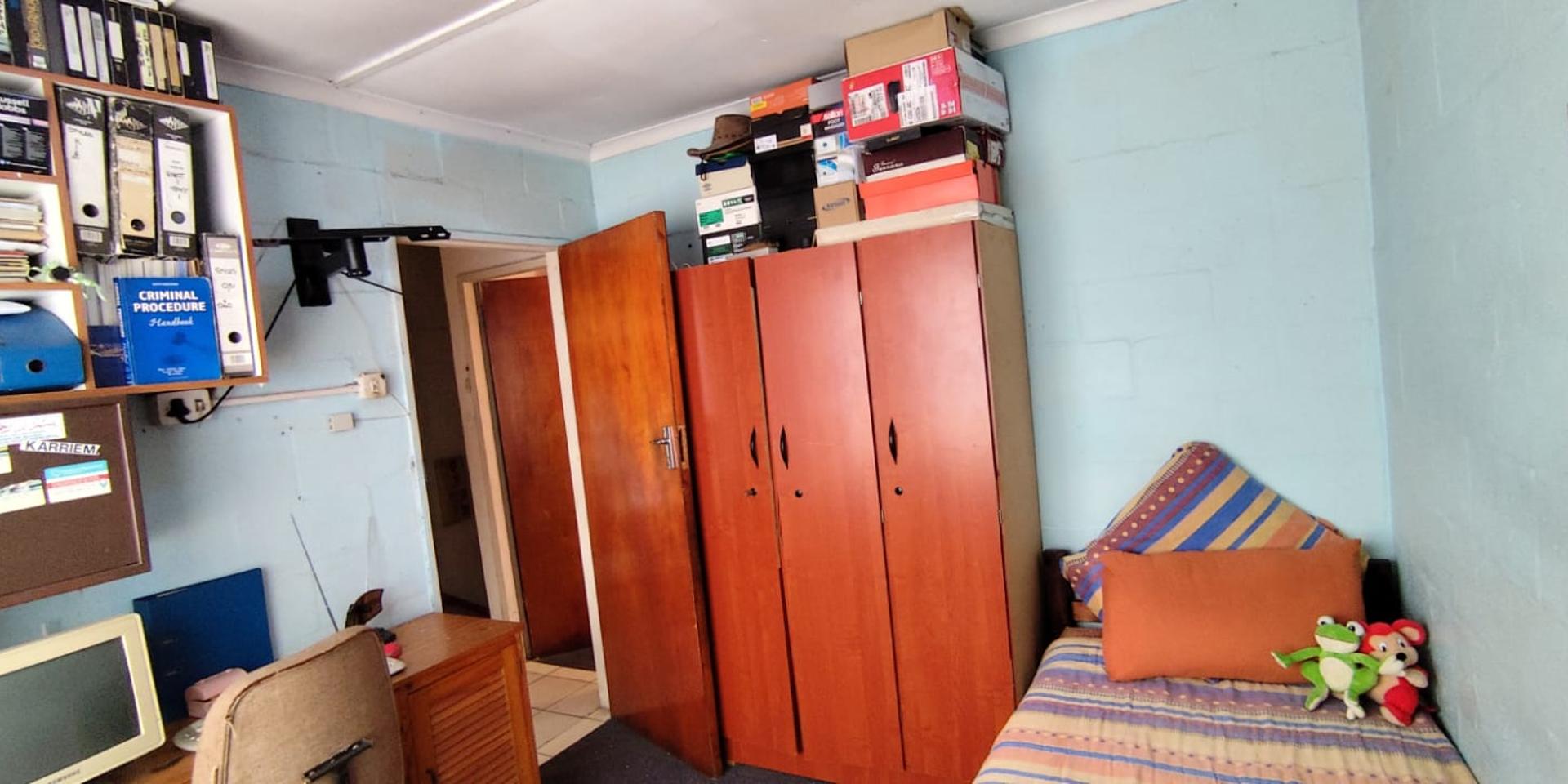Image 4 of 6