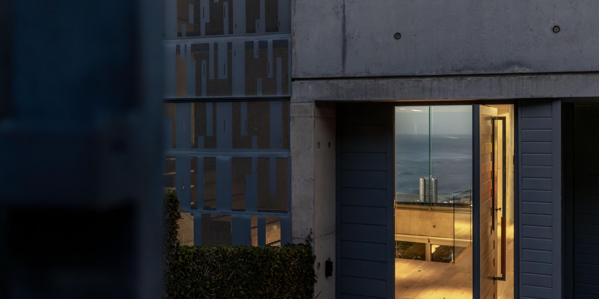 Image 3 of 6