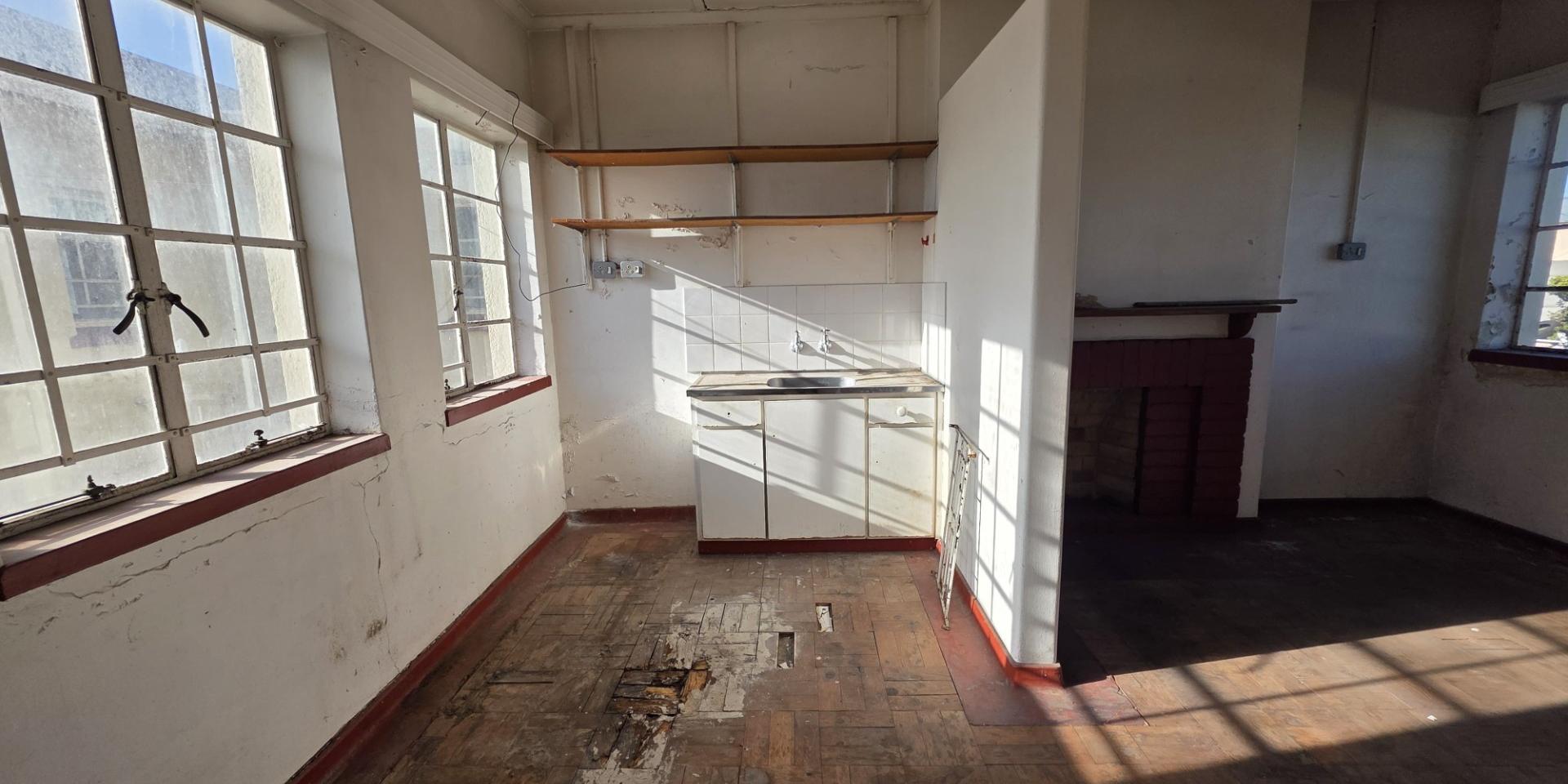 Image 4 of 6