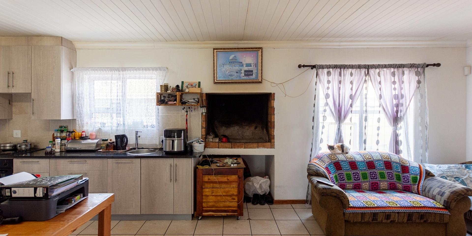 Image 4 of 6