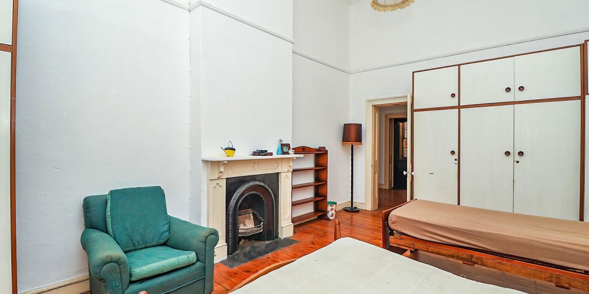 Image 4 of 6