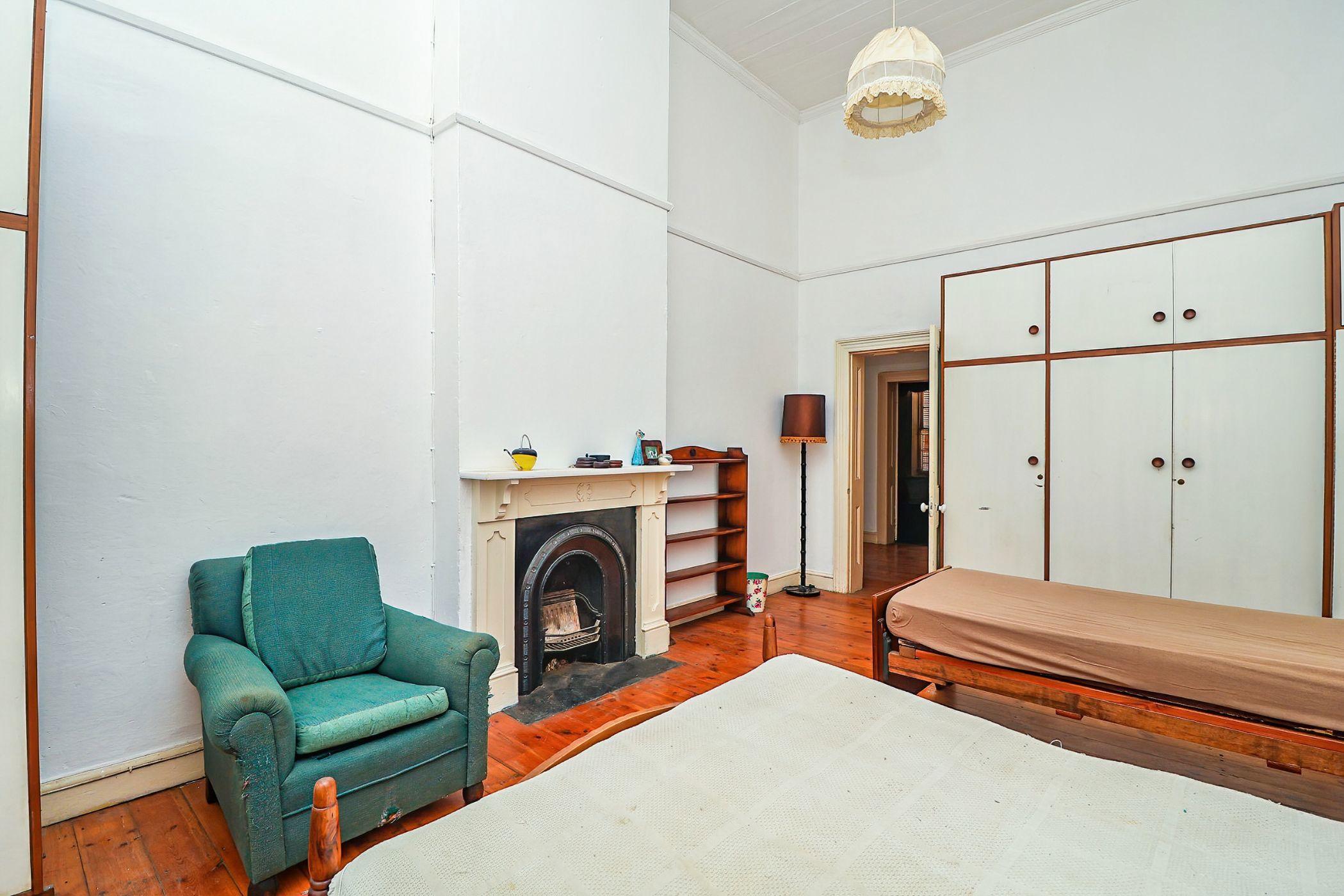 Image 4 of 6
