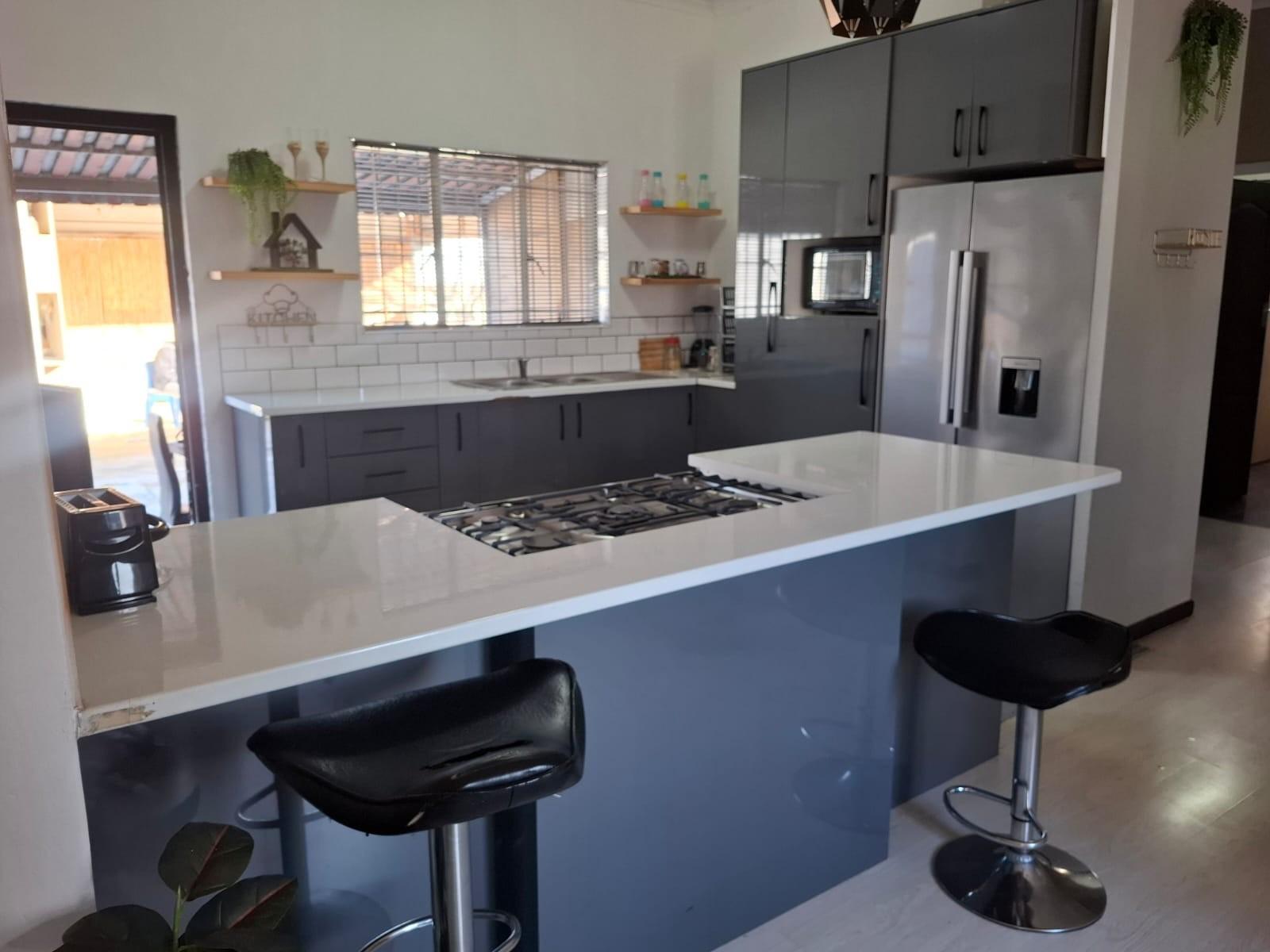 Image 4 of 6