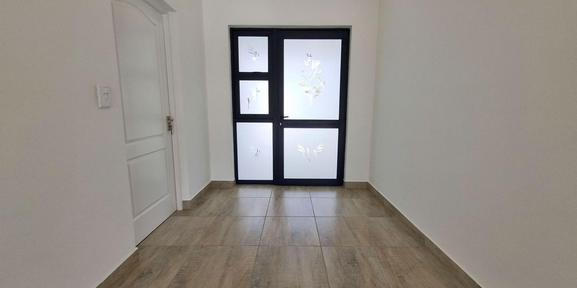 Image 4 of 6