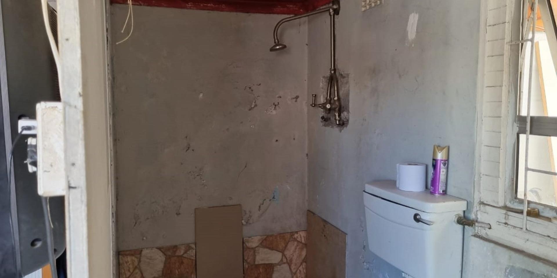Image 2 of 6