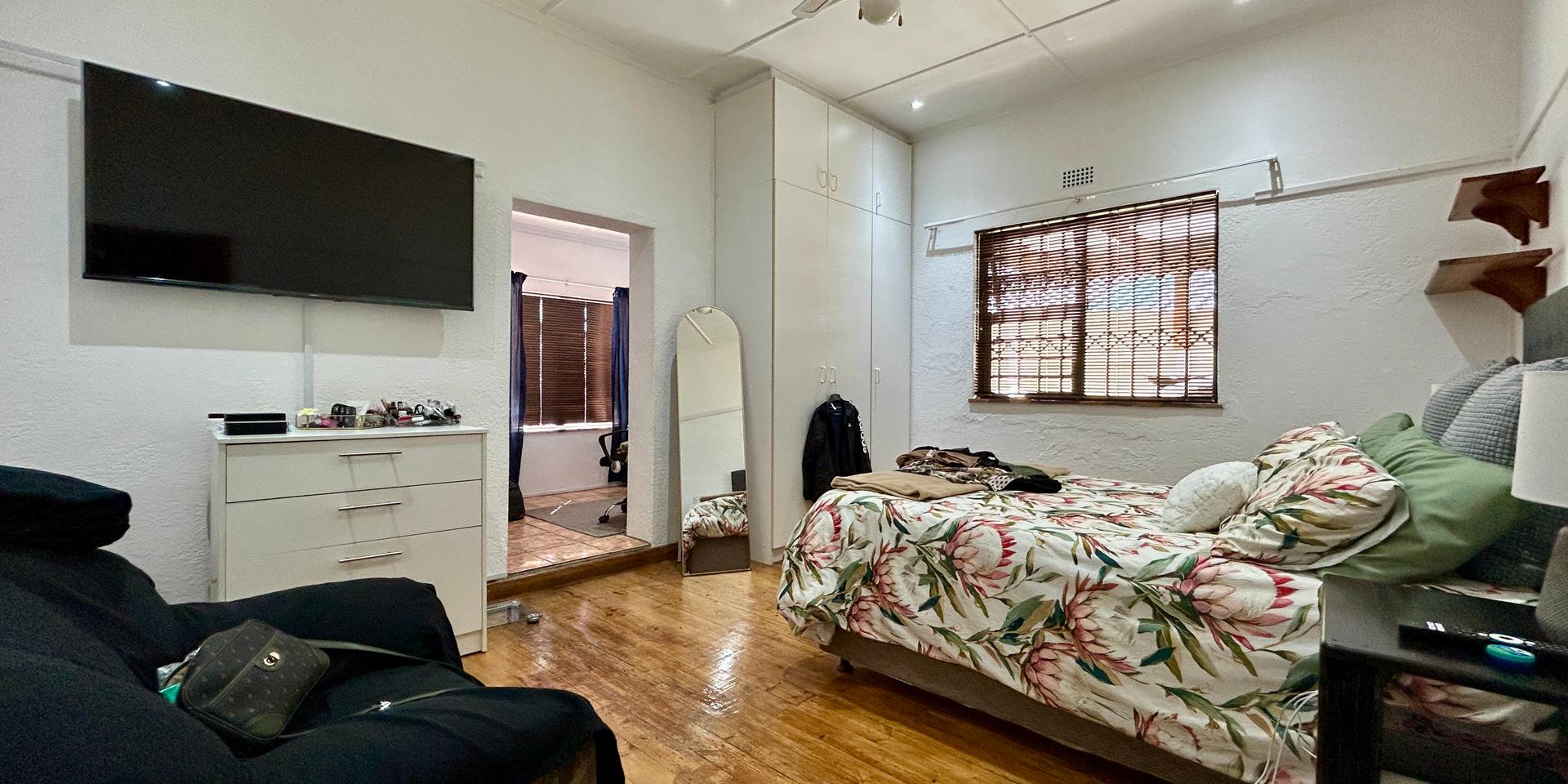 Image 4 of 6