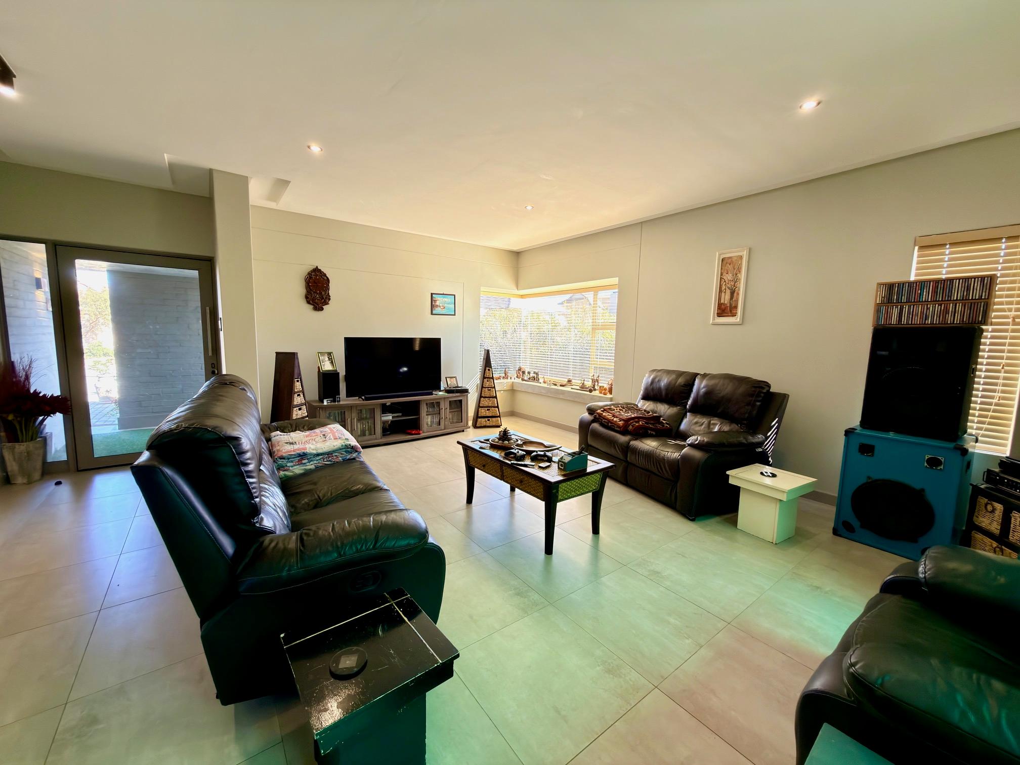 Image 4 of 6