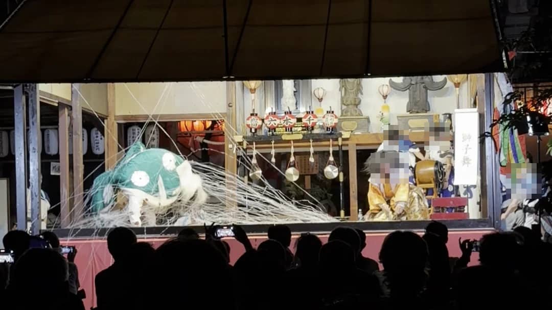 Spider threads thrown across the stage during Rokusai Nenbutsu at Senbon Enmado