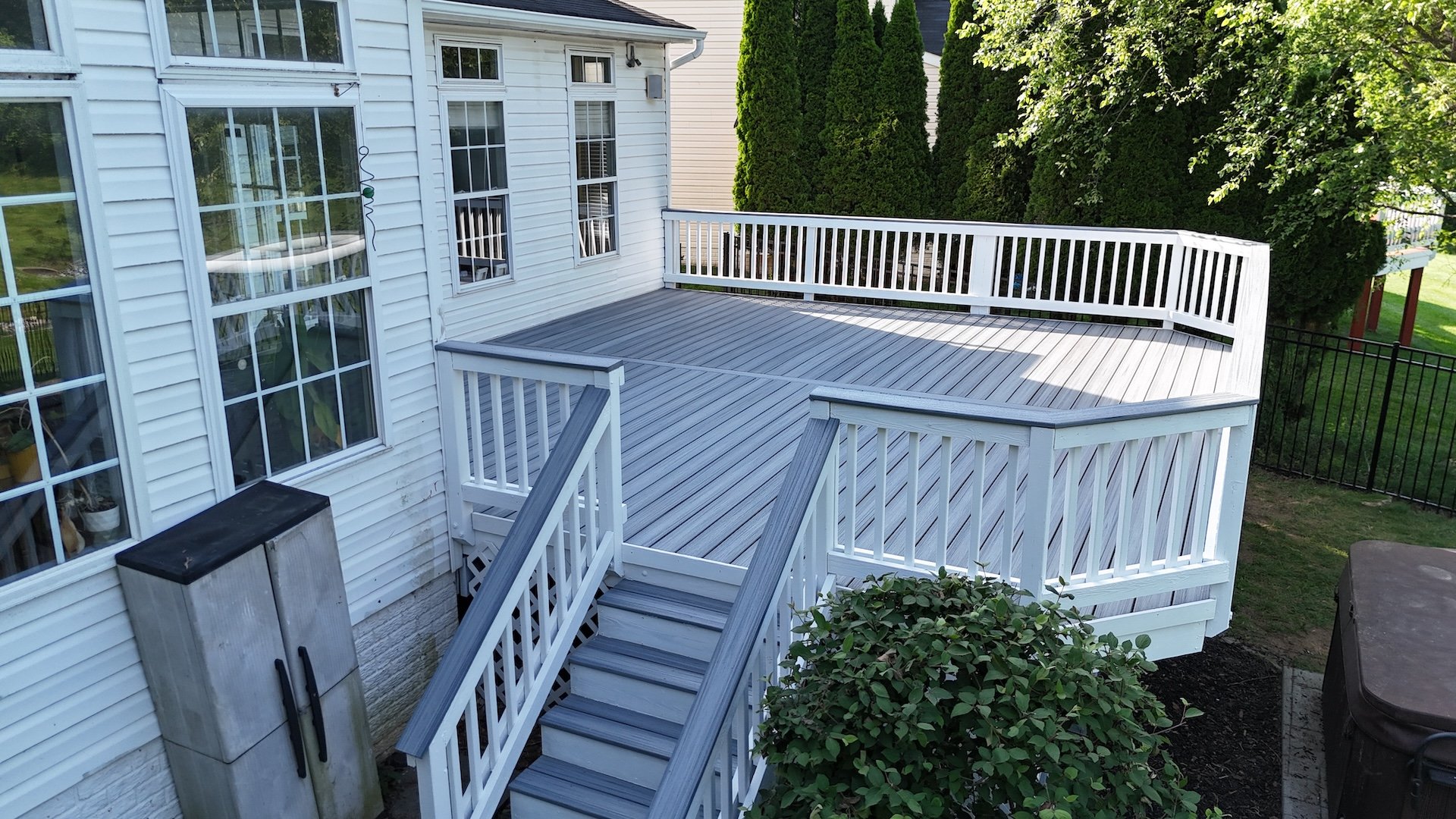 Upgryd's Trex deck resurfacing project in Allentown, PA showcases the Foggy Wharf color, highlighting a beautifully revitalized outdoor space.