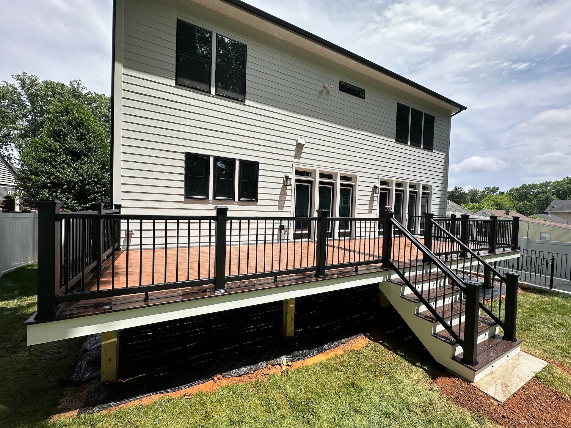 Upgryd custom deck featuring an elevated Trex deck in Breinigsville.