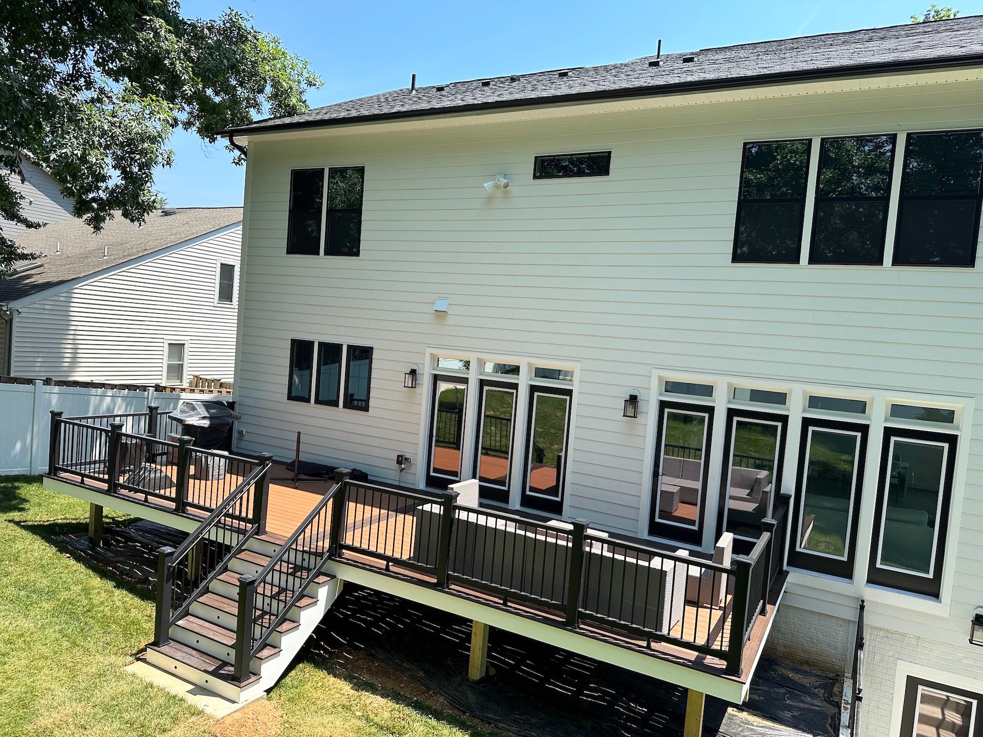 Overhead view of Trex Transcend decking with a Spiced Rum picture frame design.