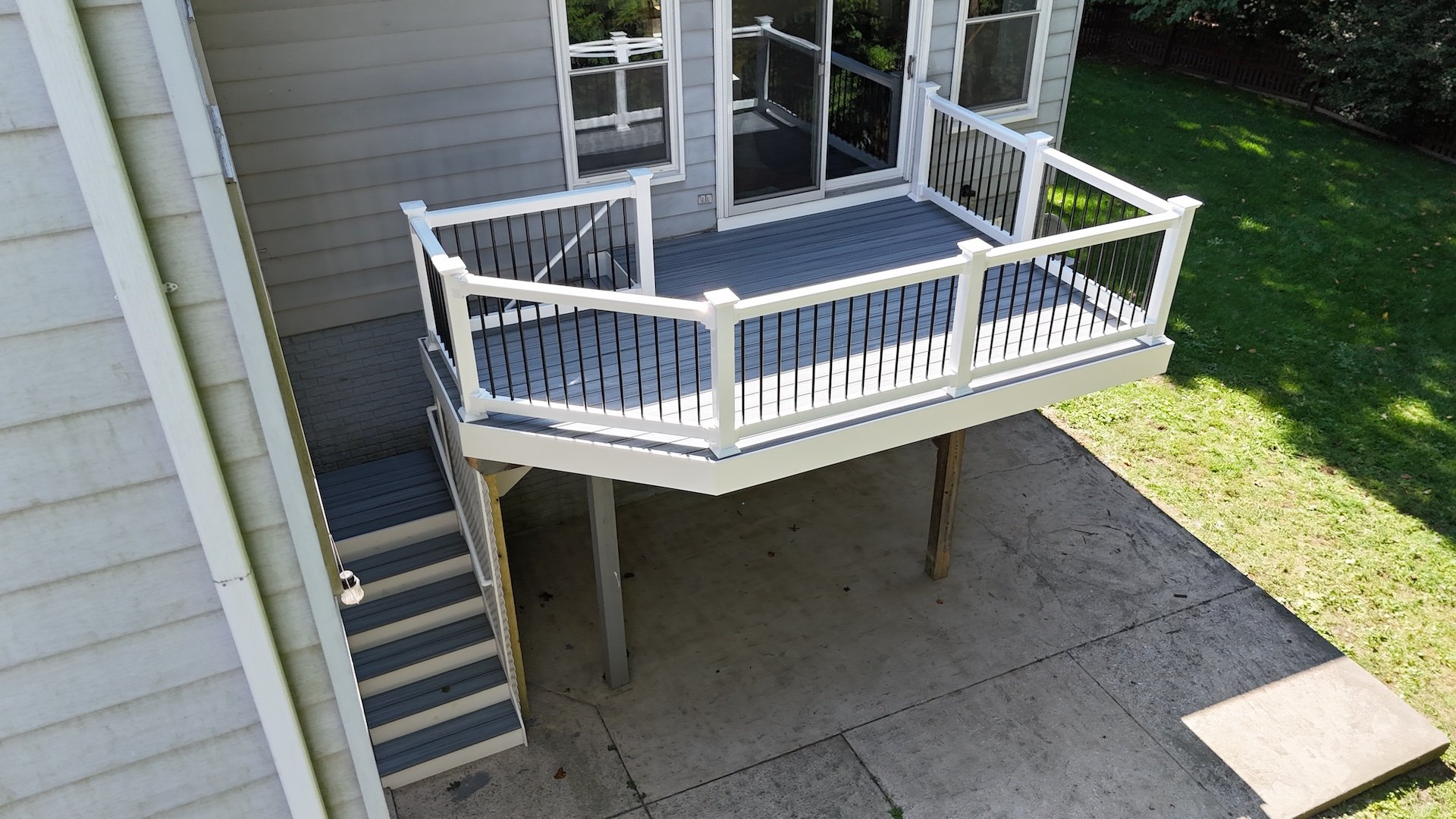 Elevated deck with Trex Enhance Foggy Wharf decking and Trex Select T-Rail in Bethlehem, PA.