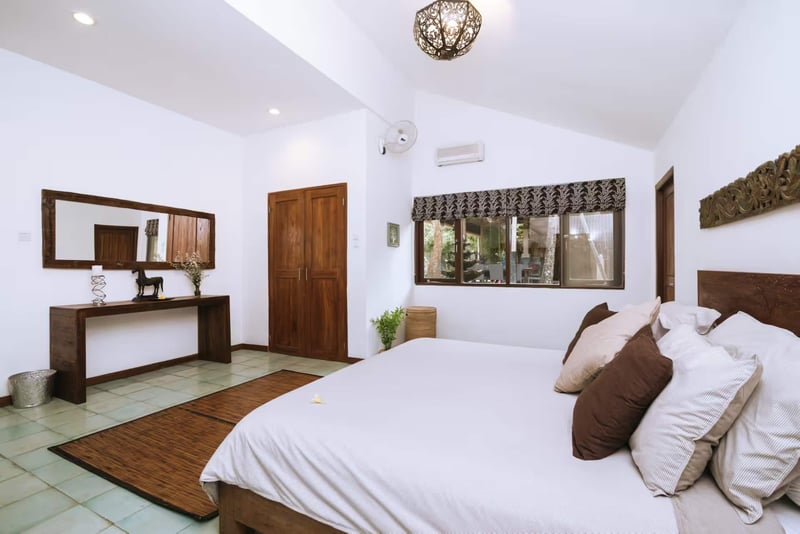 Villa Toya. Central, leafy retreat, sleeps 10 20