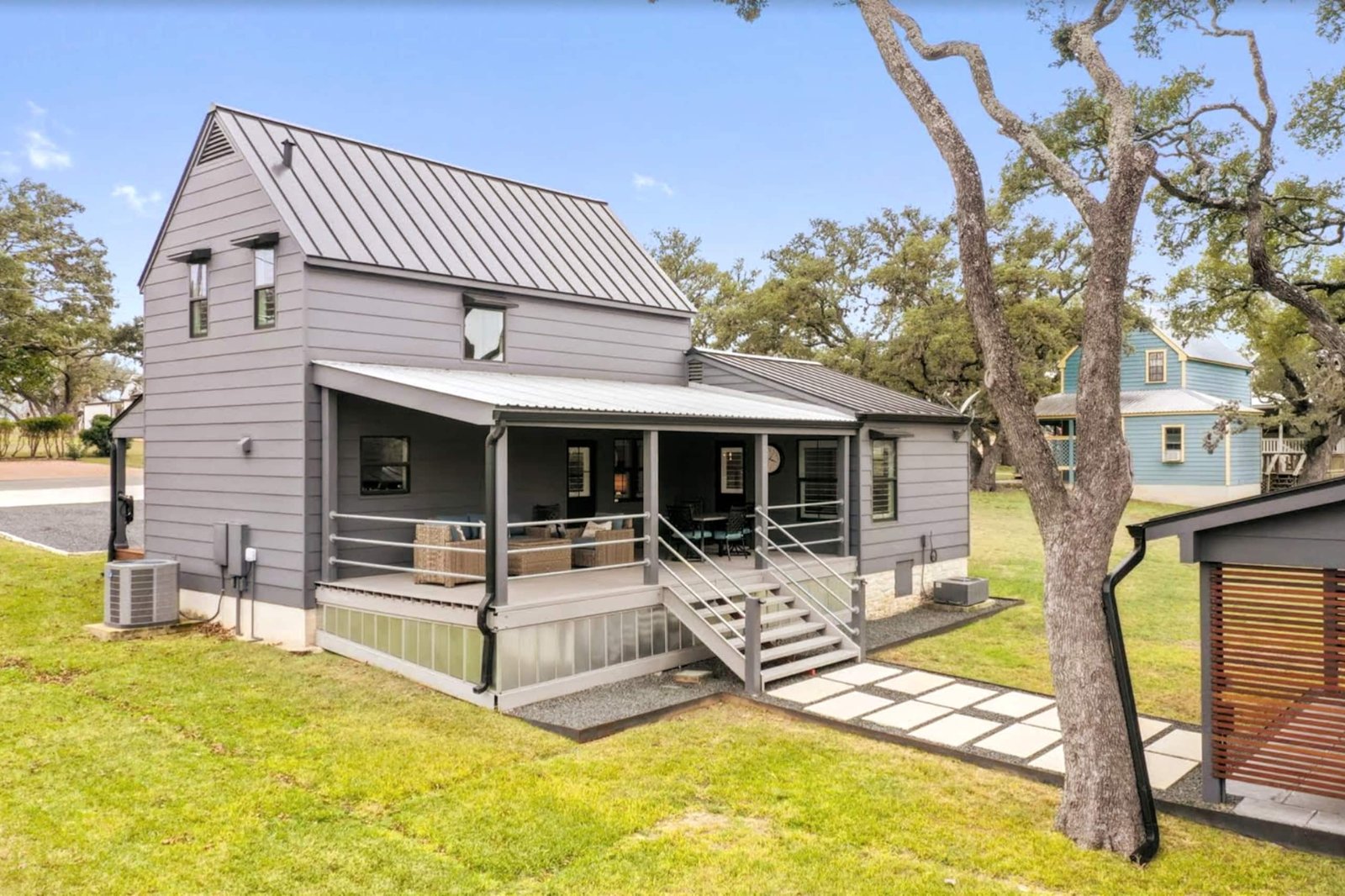 Farmhouse Hot Tub & Fireplace (Min to Town/Wineries) — photo 2