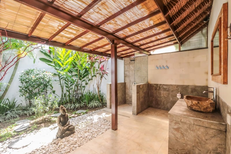Spacious 3 Bedroom 
Villa Maya Aseman Bagus 24