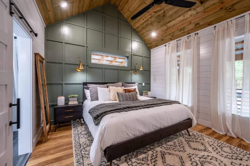 Luxury Cozy Cabin (Hot Tub/Fire Pit/Fireplace) — photo 2