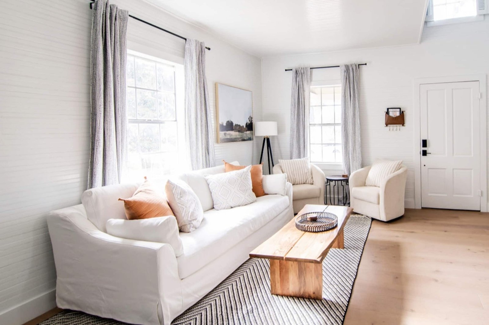 Luxurious Farmhouse — 2 Blocks to Main — photo 2