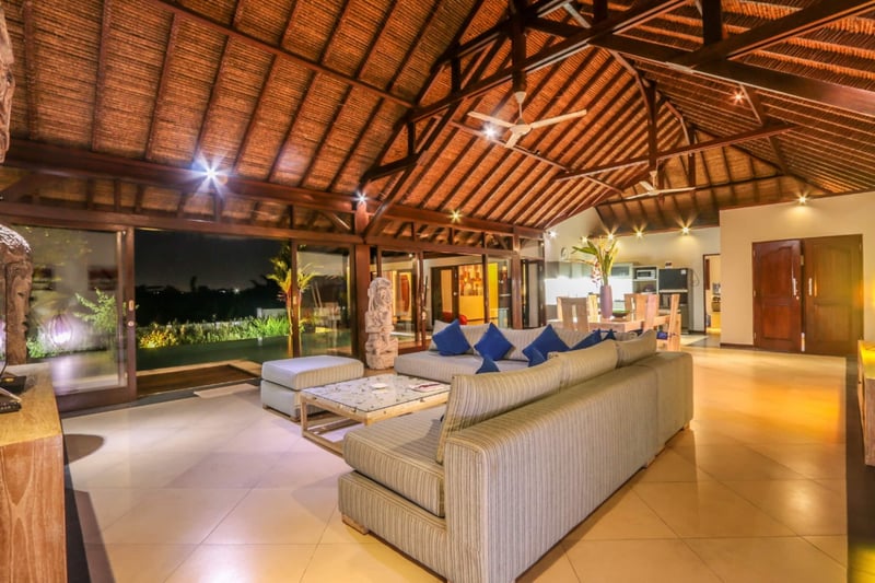 Spacious 3 Bedroom 
Villa Maya Aseman Bagus 1
