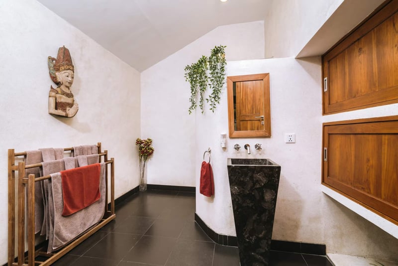 Villa Toya. Central, leafy retreat, sleeps 10 30