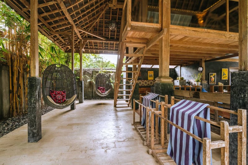 Villa Toya. Central, leafy retreat, sleeps 10 11