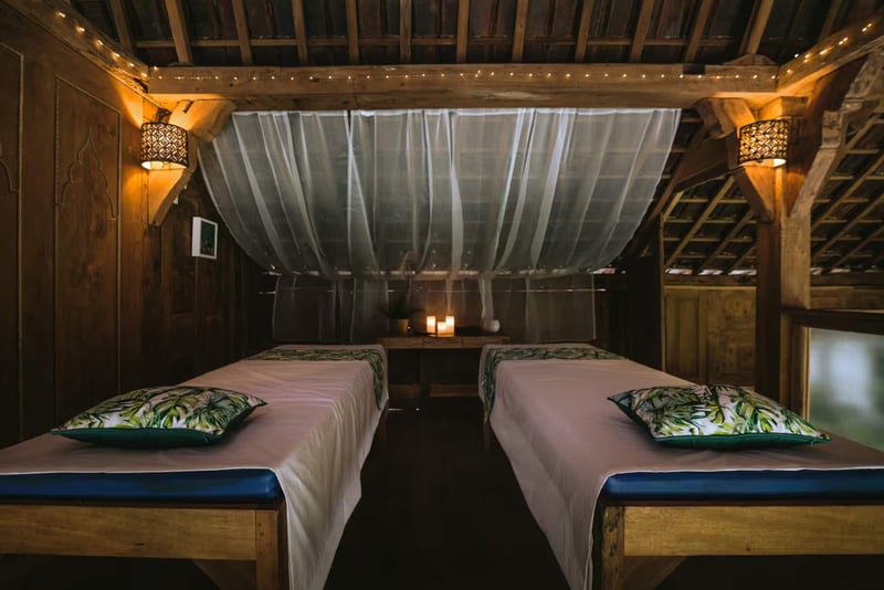 Villa Toya. Central, leafy retreat, sleeps 10 12