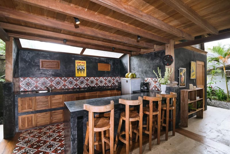 Villa Toya. Central, leafy retreat, sleeps 10 17