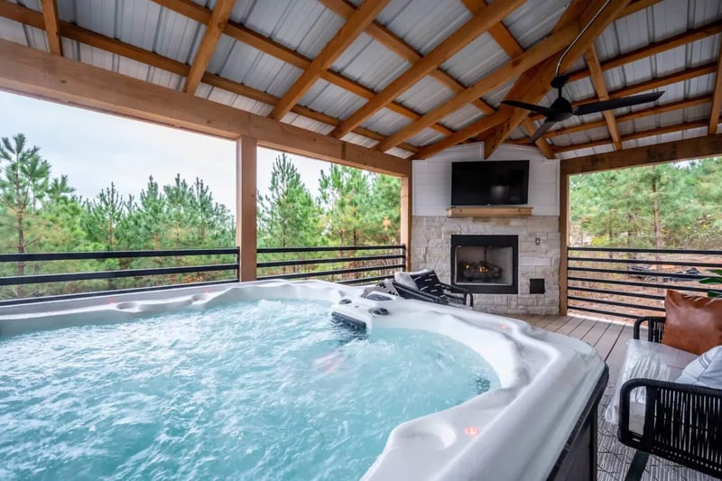Luxury Cozy Cabin (Hot Tub/Fire Pit/Fireplace) — photo 4