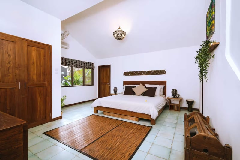 Villa Toya. Central, leafy retreat, sleeps 10 21