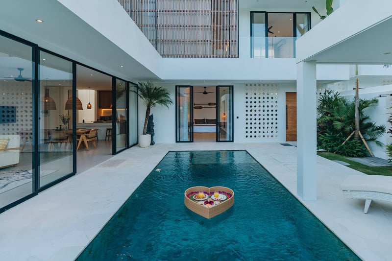Luxury Chic 2BR w/ Pool – 10" to Batu Bolong Beach — photo 3