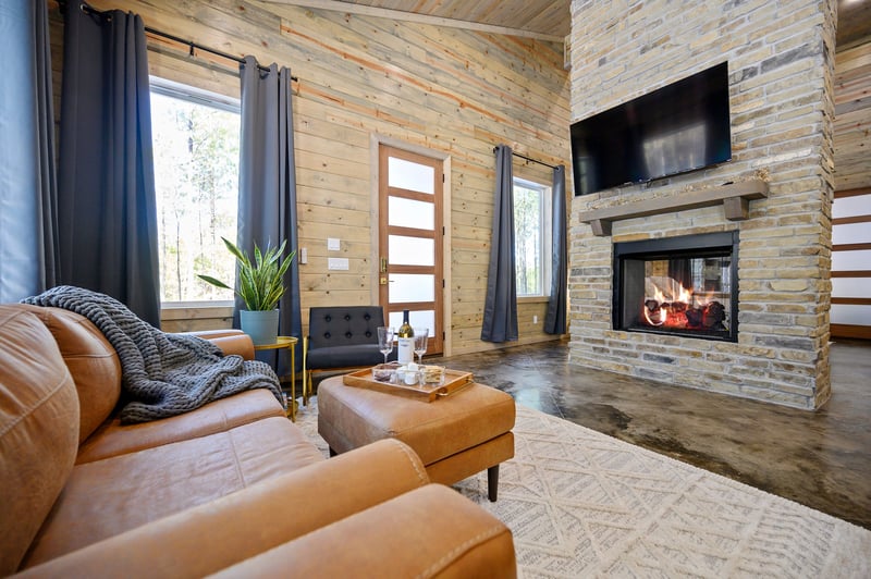 Luxury Couples Cabin (Hot Tub, Sauna, Soaking Tub) — photo 3