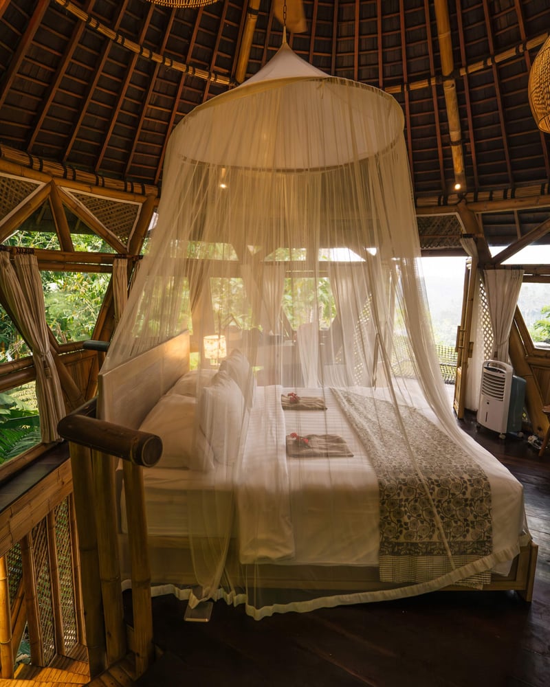 Beautiful Bamboo Treehouse with Waterfall & Pool — photo 2