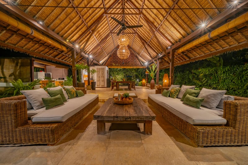 Balinese Villa · 16m Pool · Gardens · 5 Min Beach 13